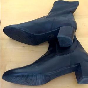 Stuart Weitzman low booties 🖤